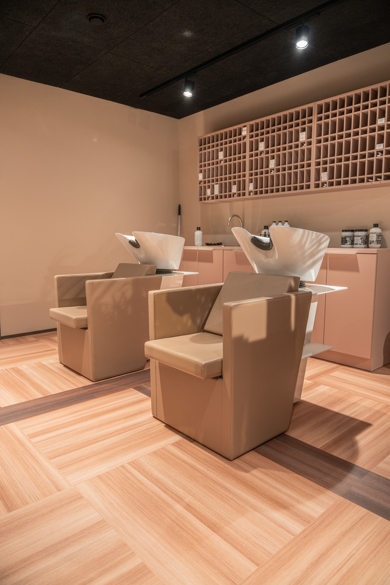 To frisørvaske i eksklusivt frisørmiljø/vaskeområde