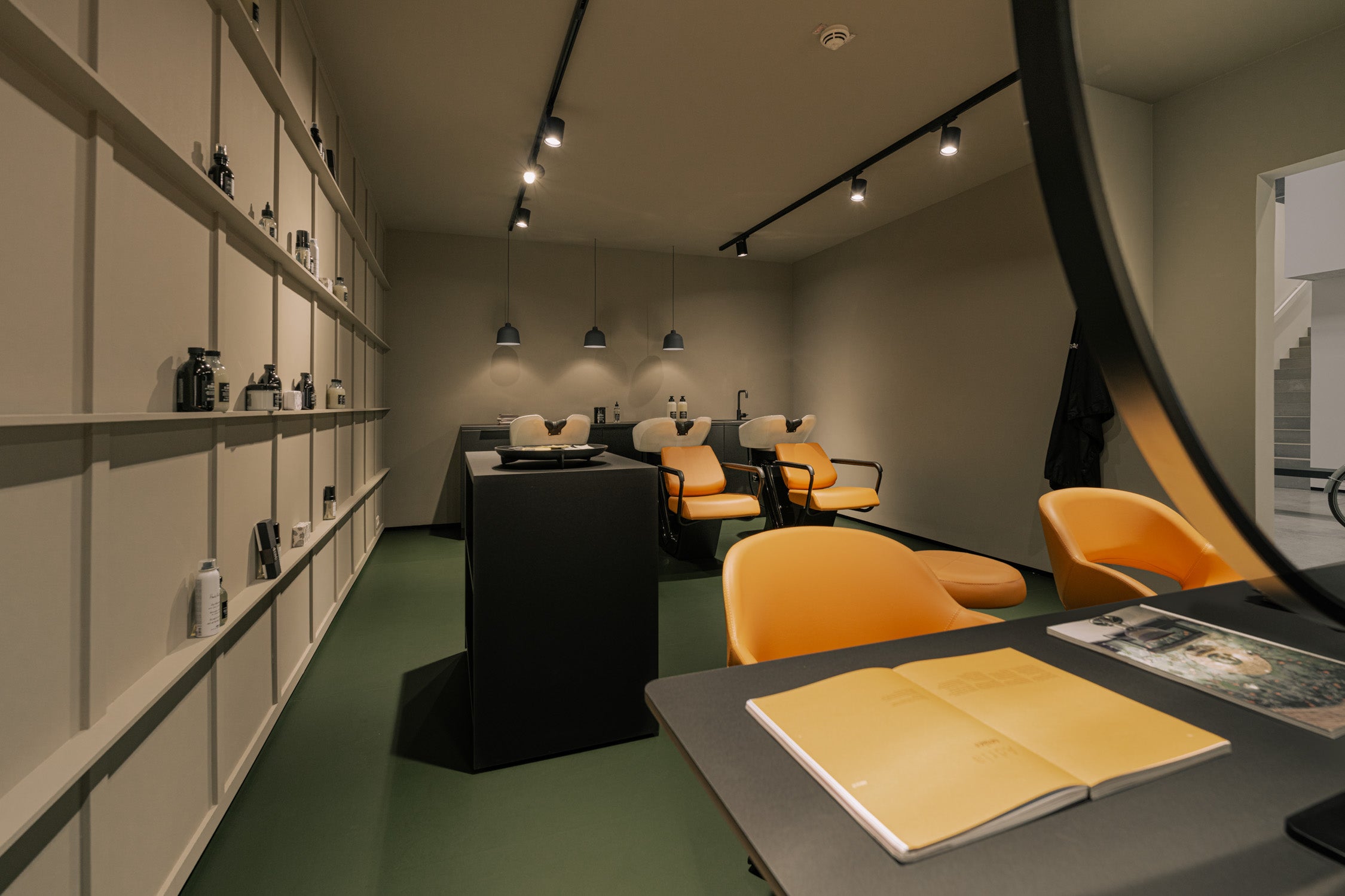 Sporty orange salonindretning i Showroom hos Just Add People