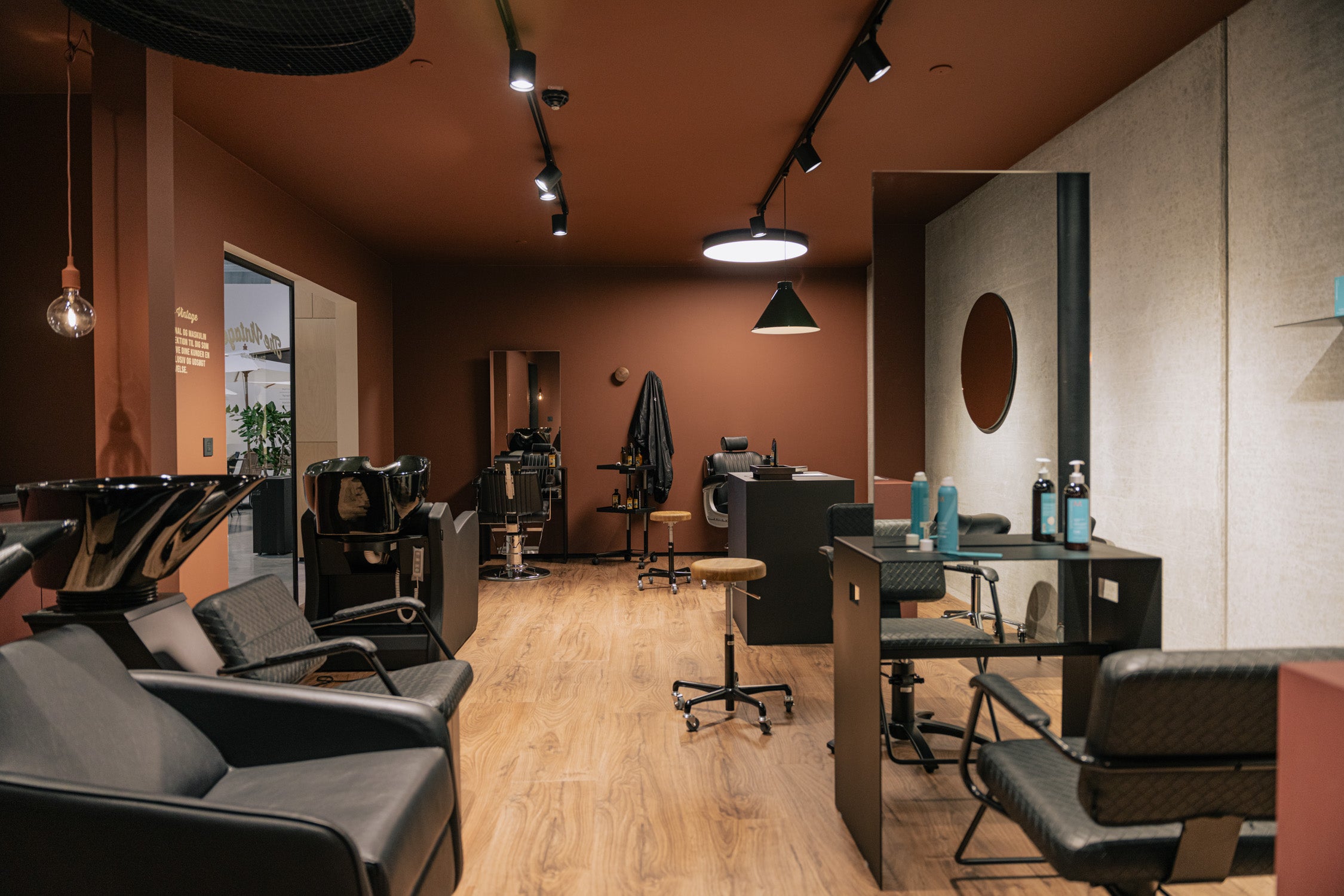 Just Add people barber salon miljø fyldt med frisør inventar. Fra deres showroom i jylland