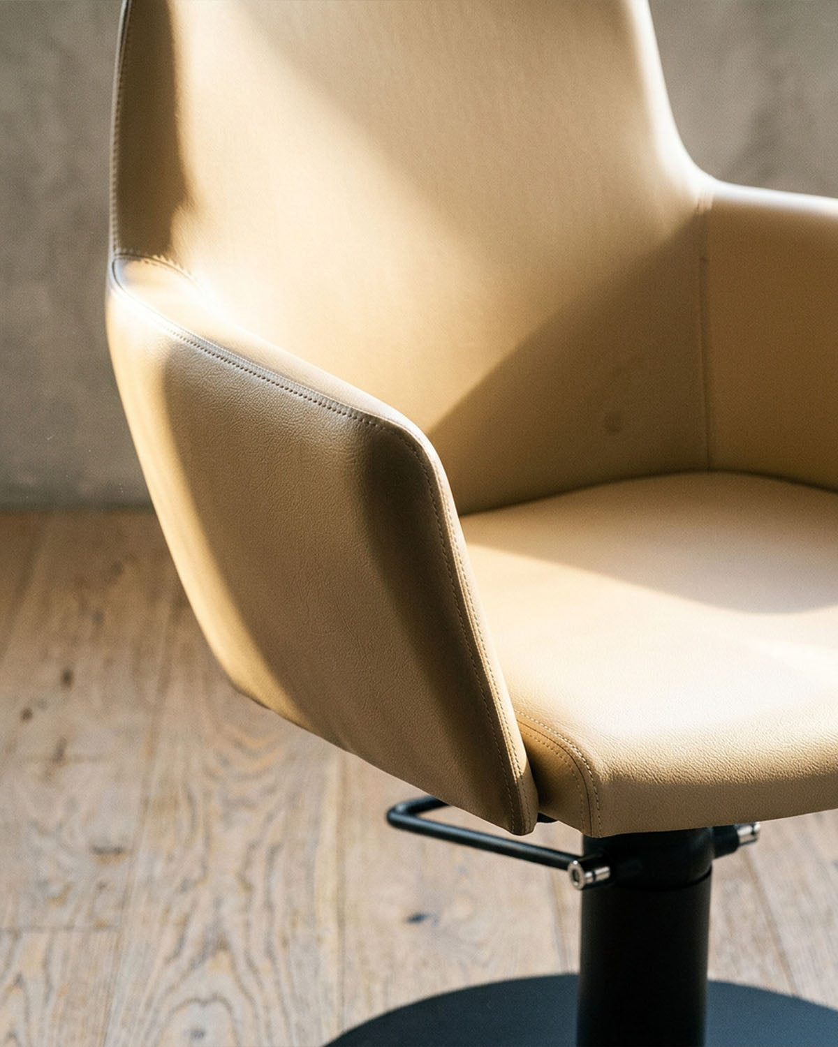Greiner 38 - Beige styling chair with black round base
