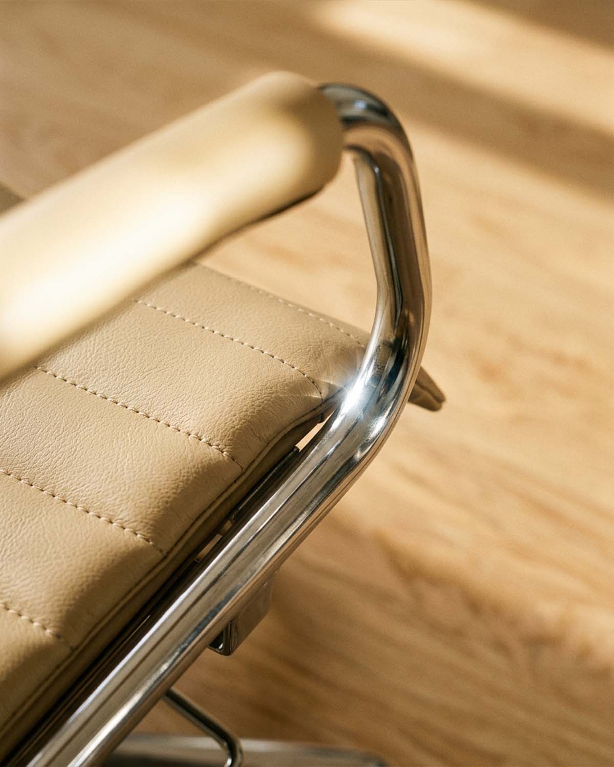 Greiner 59 - beige styling chair with chrome cross base