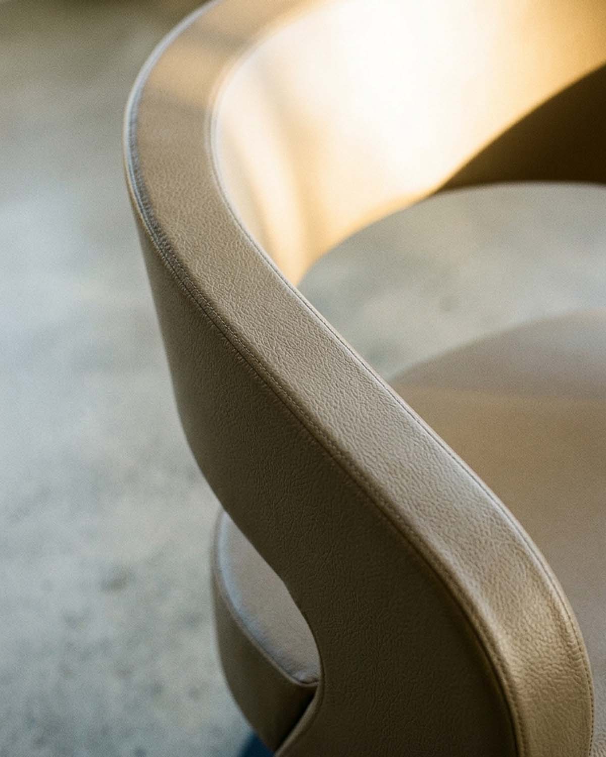 Greiner 50 - Beige styling chair with black round base