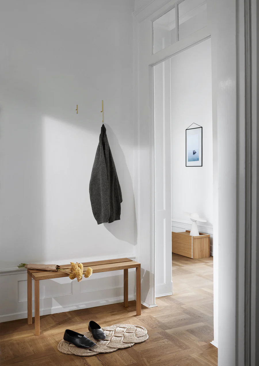 MOEBE Peg bænk i egetræ i miljø