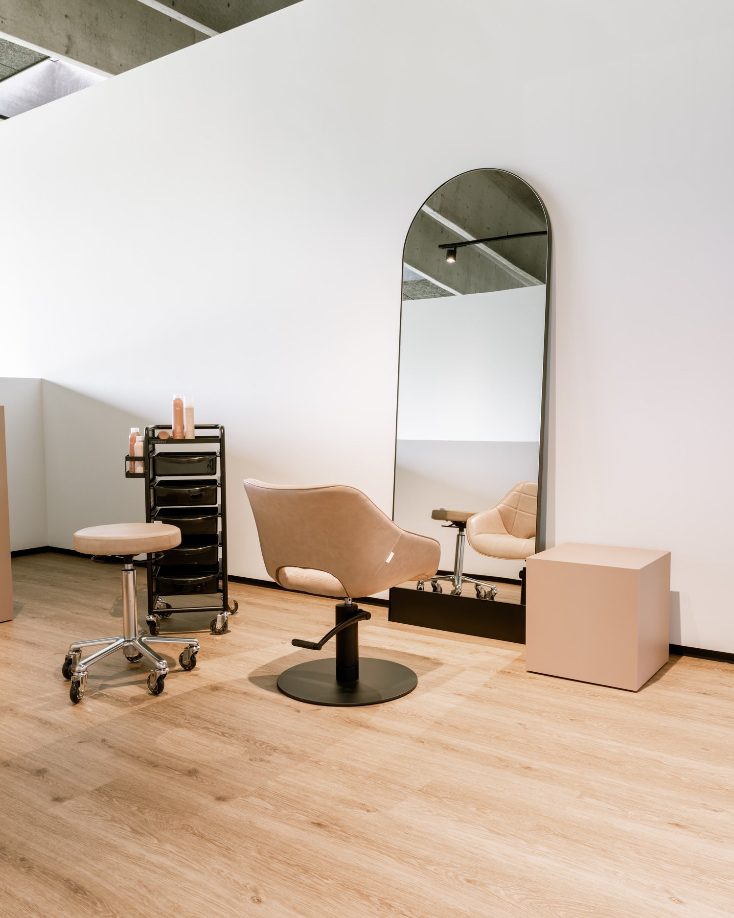 Round Blush - Brown cutting chair - Chrome cross foot